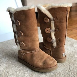 LIKE NEW Chestnut Bailey Button Sz 6 Uggs